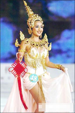 Cô gái xinh đẹp người Thái lộng lẫy hơn trong bộ trang phục truyền thống.